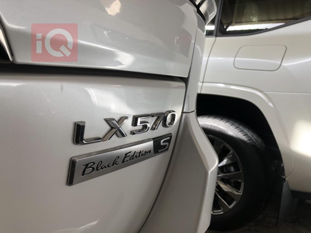 لێکزس LX